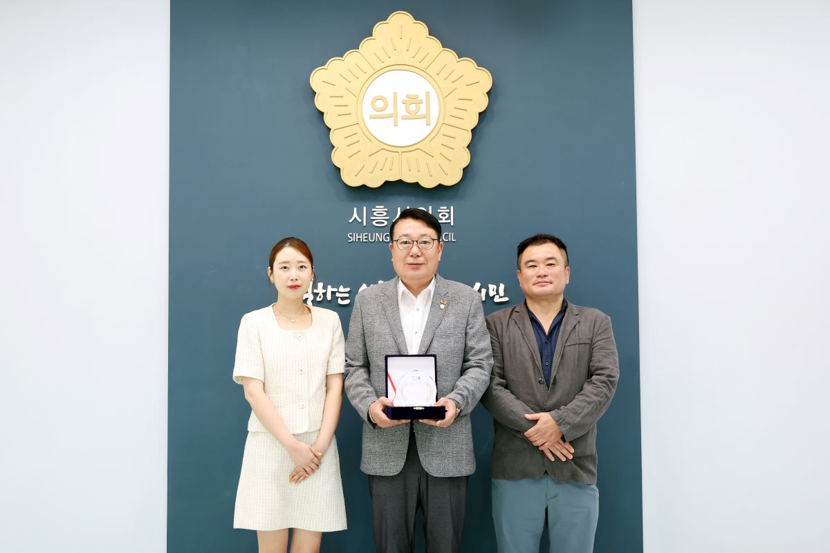 이봉관 시의원, 상인대학 발전 공로로 감사패 받아