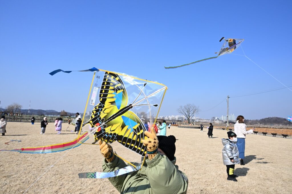 연꽃테마파크 겨울 하늘에 전통 연을 띄우다
