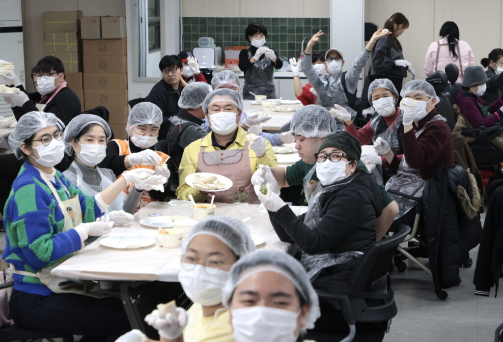 임병택 시장, 장애인과 함께 설맞이 복 만두 빚어