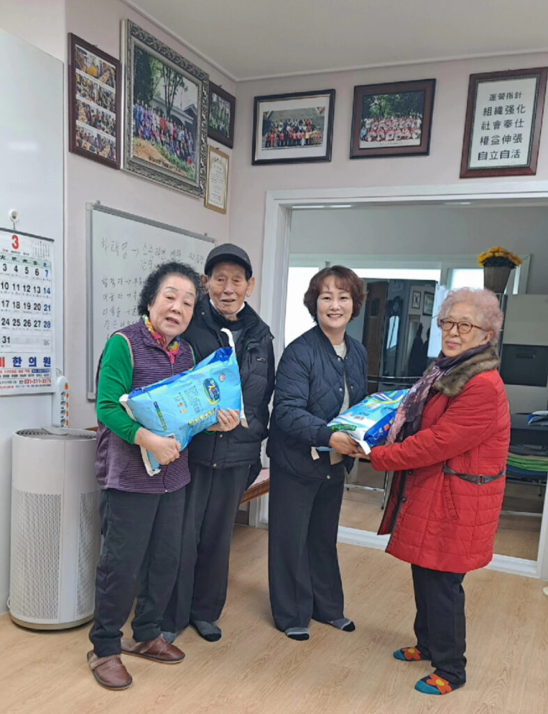 신천동 주민자치회, 취임 축하 쌀 모아 이웃 나눔