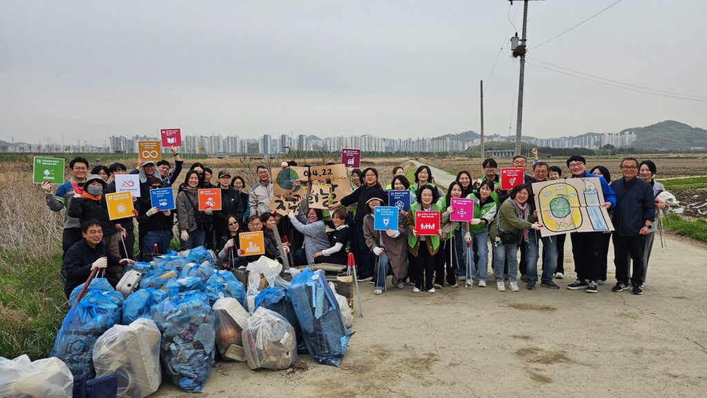 300명 시민 ‘초록 발자국’…지구의 날 맞아 시흥 전역 플로깅