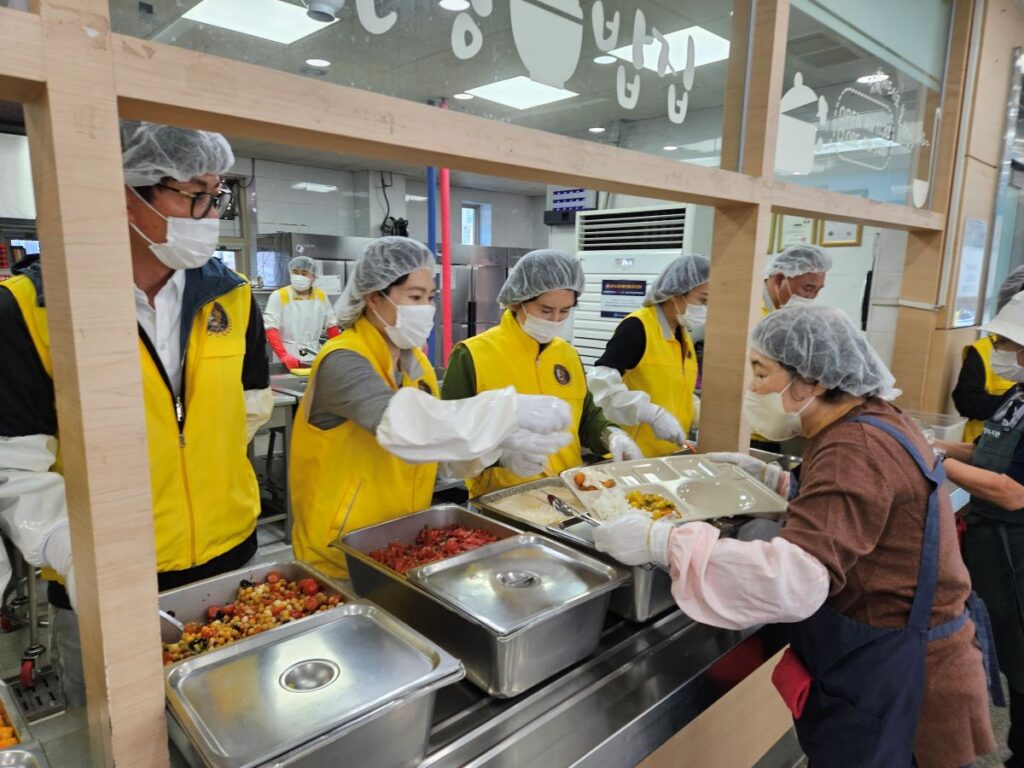 따뜻한 한 끼로 전한 진심… 서경회, 시흥시노인종합복지관에 쌀 200kg 후원