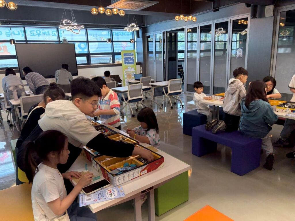 “오늘은 내가 과학왕!”…경기도교육청미래과학교육원, 어린이날 과학축제 성황