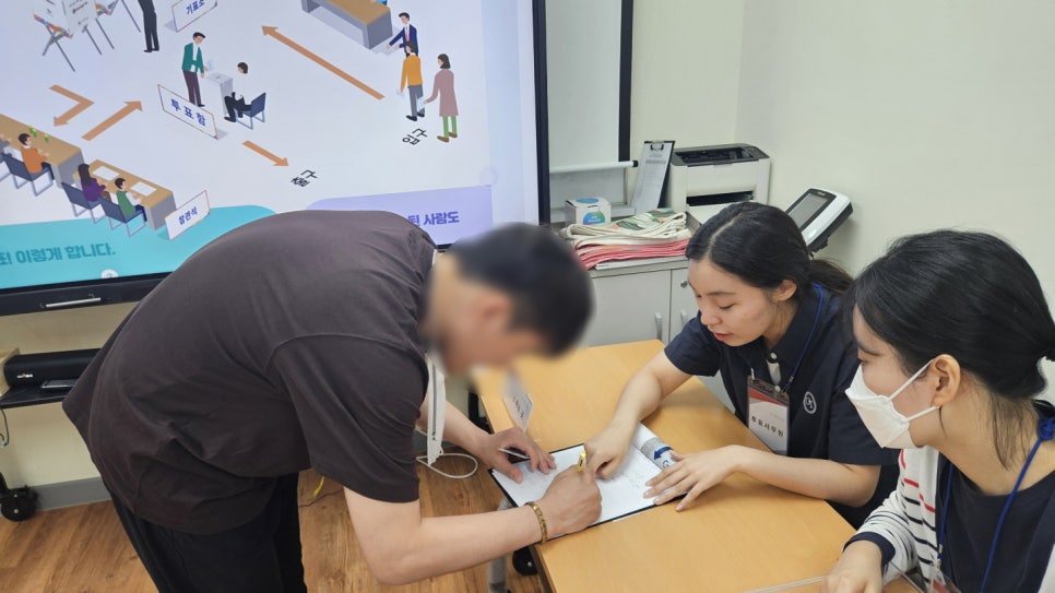 시흥시 발달장애인들, 지방선거 앞두고 모의투표 체험