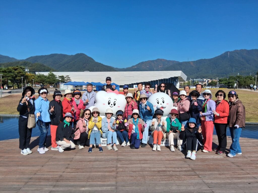 제천 의림지·청풍호서 가을 나들이 / 시흥미래포럼, 40여 회원 화합 다져
