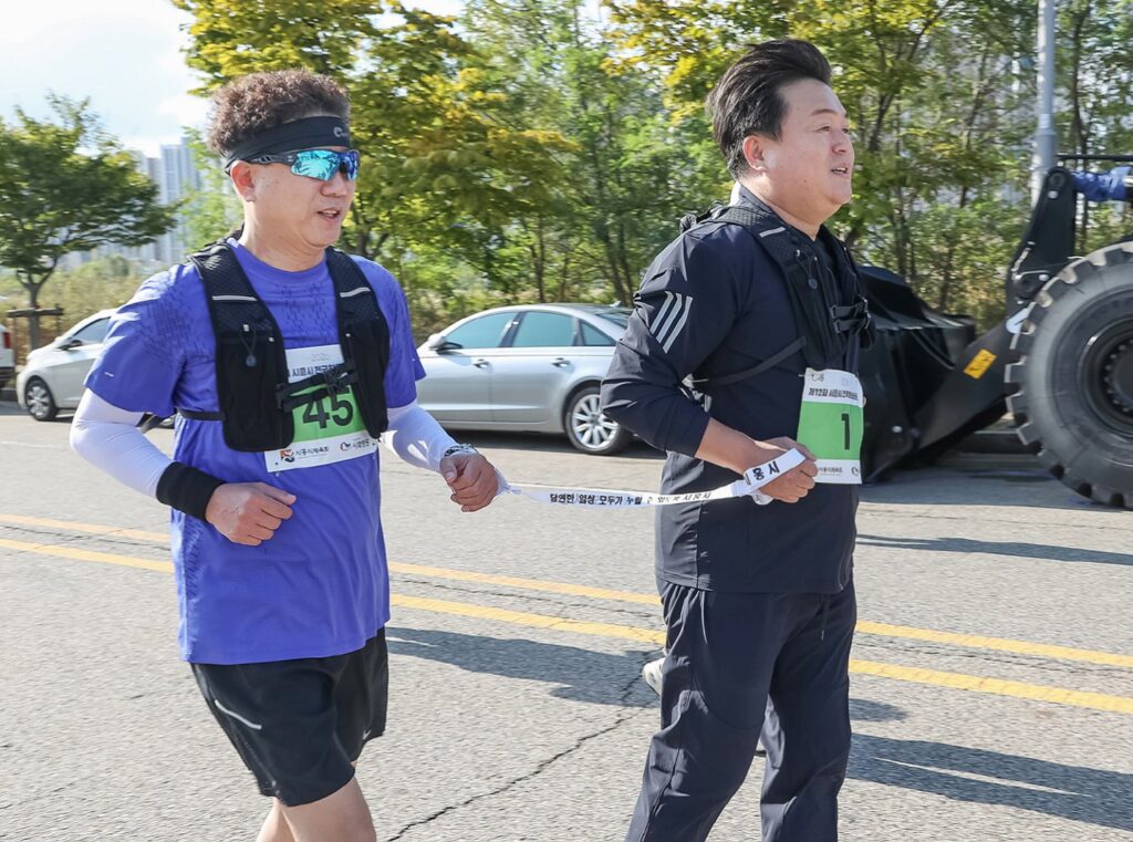 시흥 전국하프마라톤 5천여 명 참가…가이드 러닝으로 동행